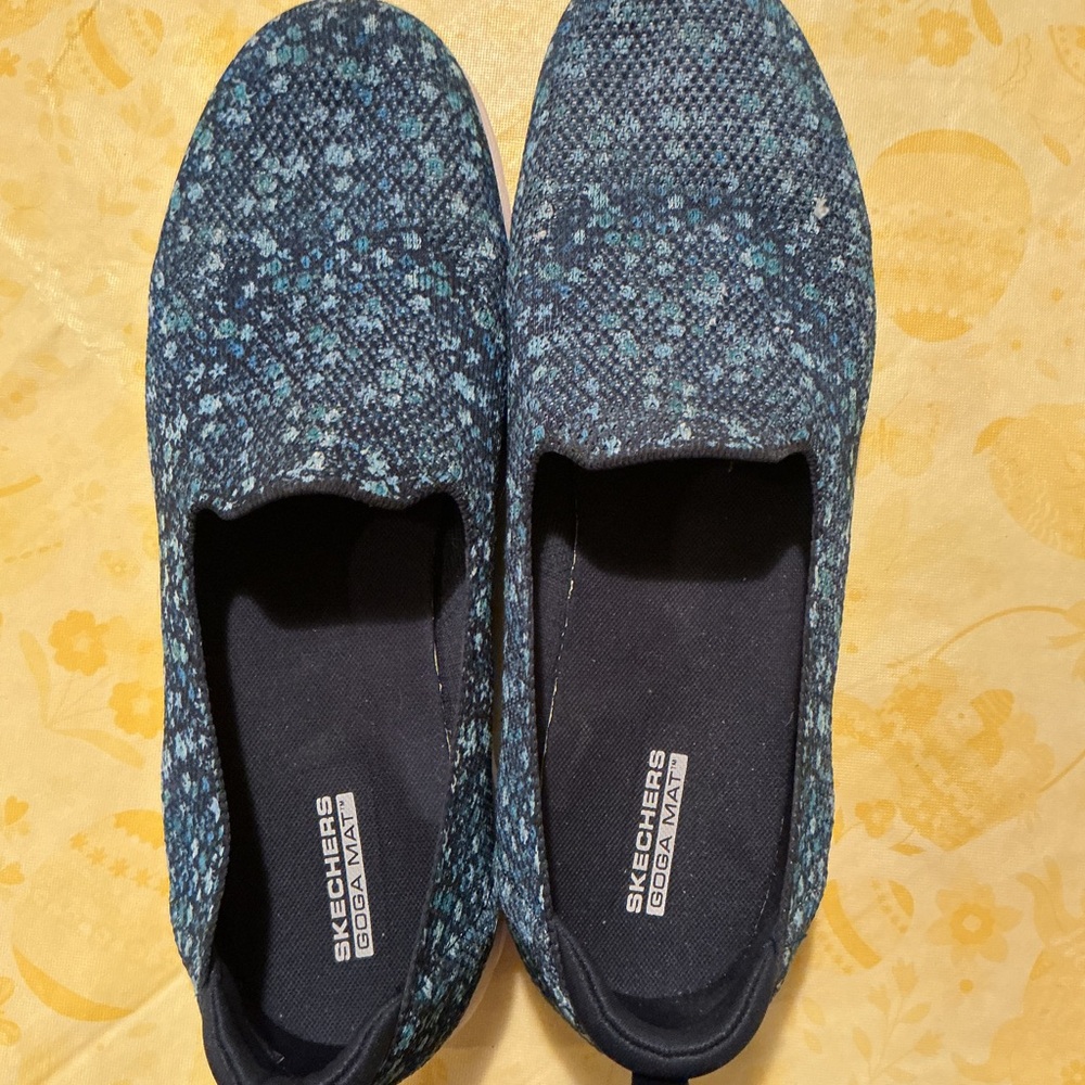 Skechers Slip-On Knit Sneakers in Navy and Teal women’s size 12